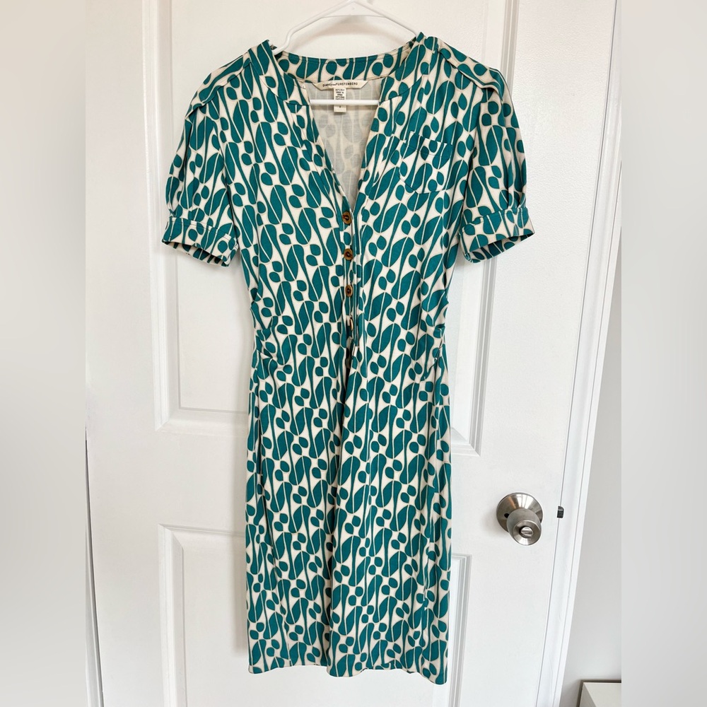 **DVF Green Printed 100% Silk Dress - Size 2**